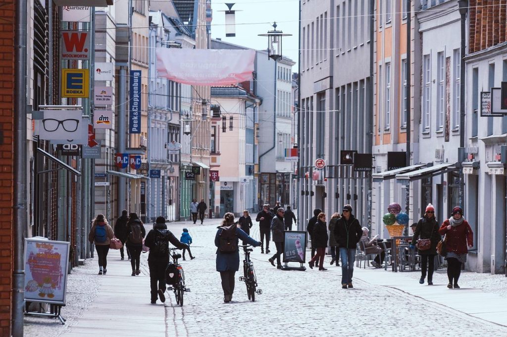 Koopzondag Duitsland 2026: winkelstraat met winkels open op zondag en bezoekers die winkelen in een Duitse stad